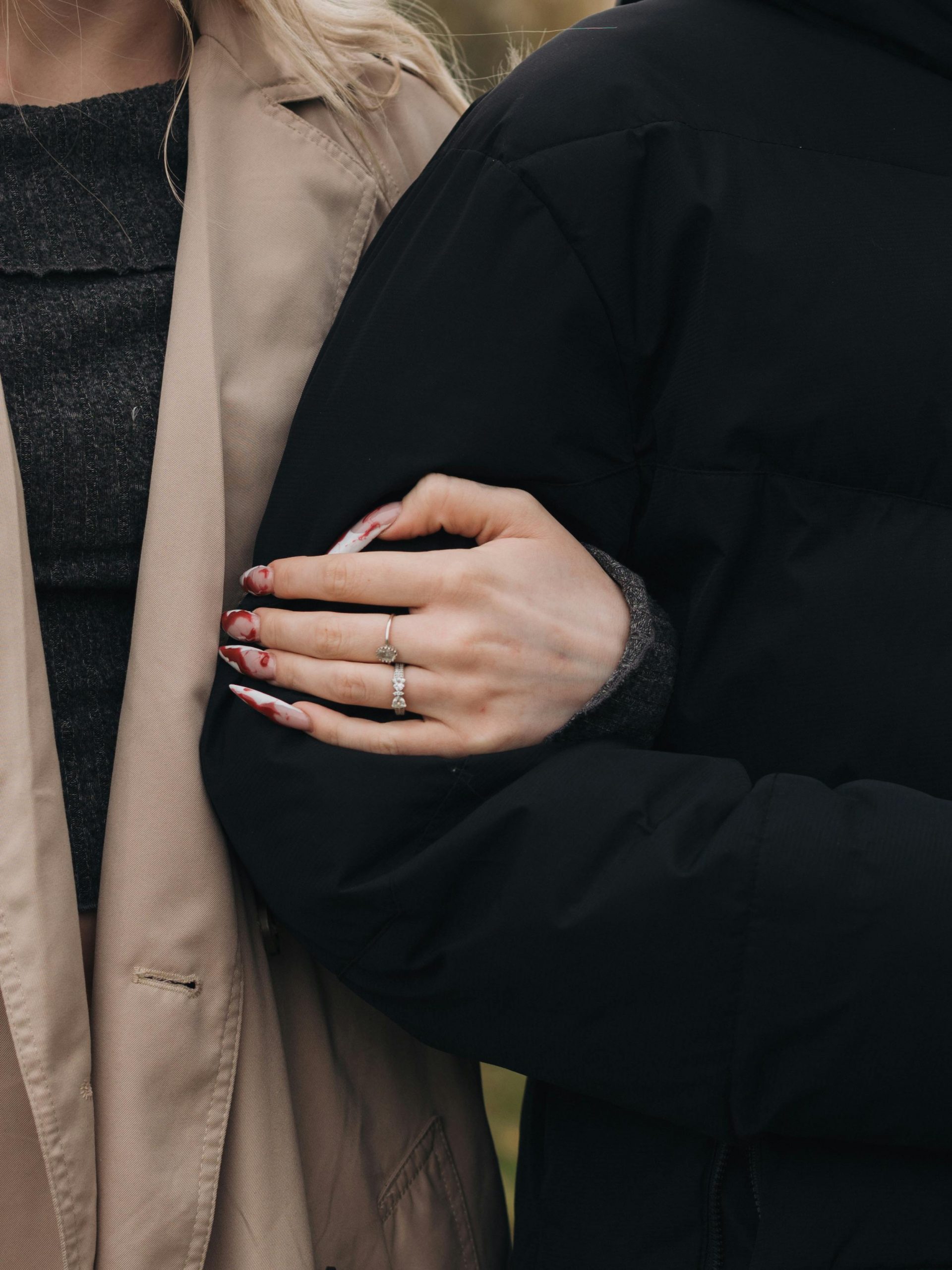 Apego en pareja: por qué te enganchas, te alejas o repites patrones y cómo construir vínculos más sanos | Sonia Sola Gil: Psicología Online